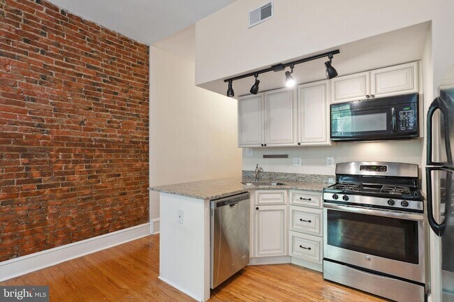 Building Photo - 245 S 10th St