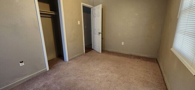 Foto del edificio - Spacious 2 bedroom and 1 Bath home in Sout...