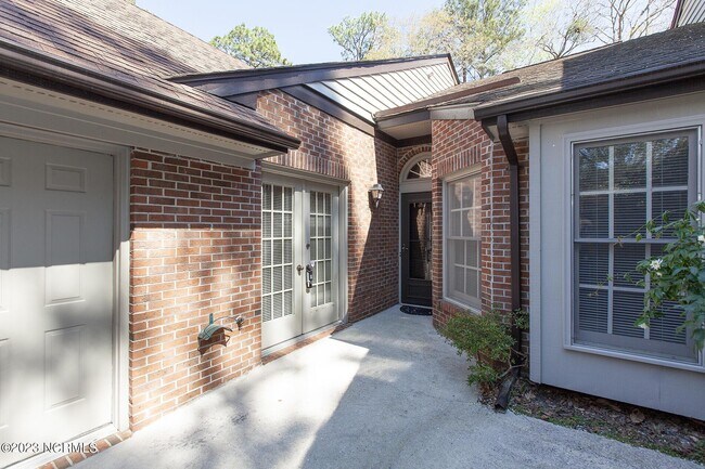 Foto del edificio - 2204 Jumpin Run Dr