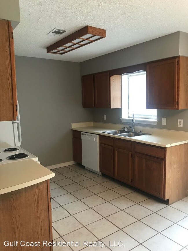 Building Photo - 3 br, 2 bath House - 9121 Warbler