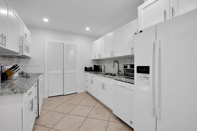 Kitchen - 850 Benevento Ave