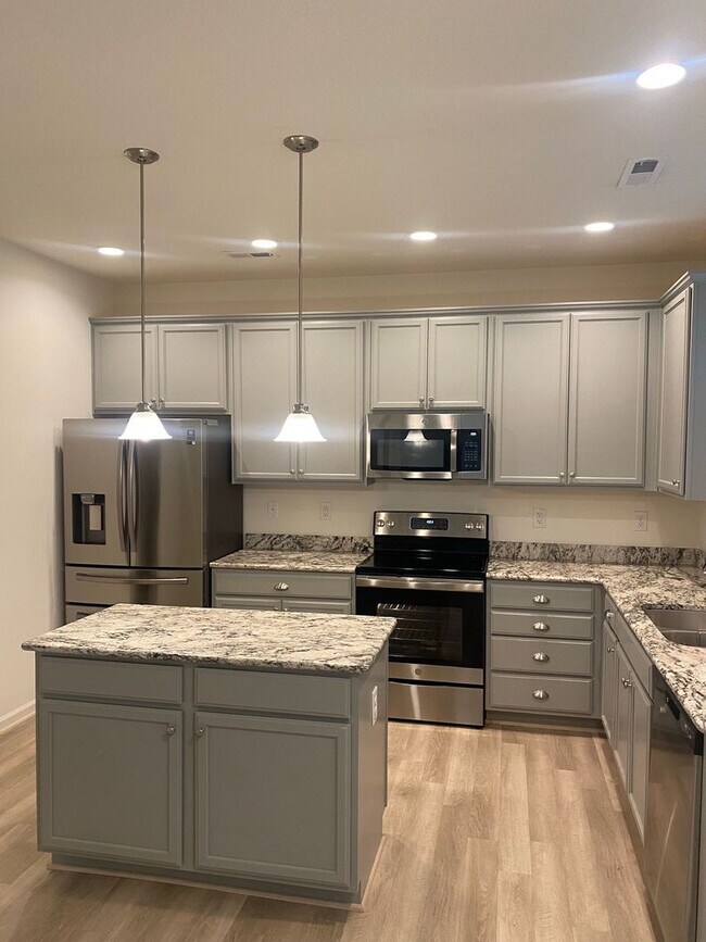 Building Photo - Stunning 4-bedroom home located in the des...