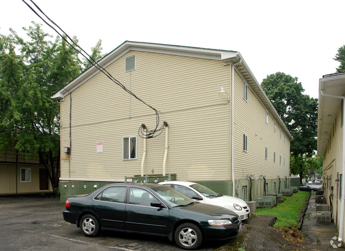 Building Photo - 204 E Norwich Ave