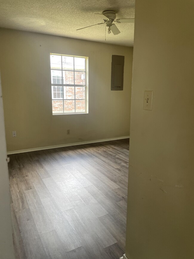 Building Photo - 1601 University Pkwy