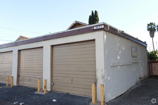 Building Photo - 3005-3011 Pearl Dr