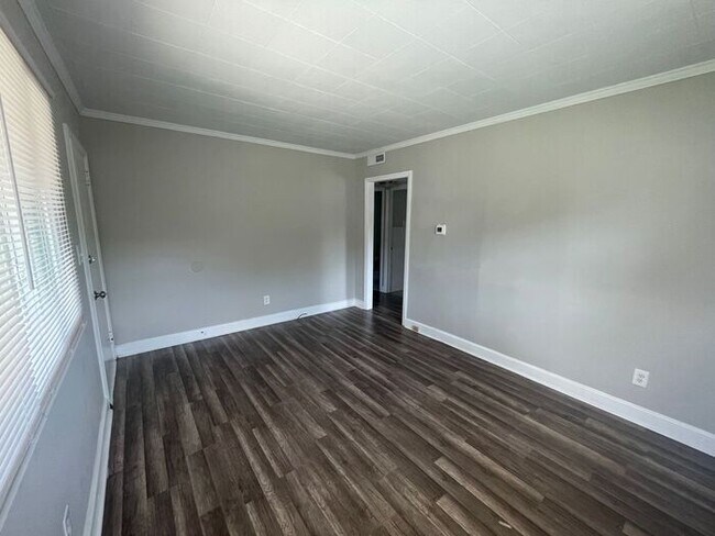 Building Photo - Welcome to Queen's Gate Apts. 2 BR / 1 BA