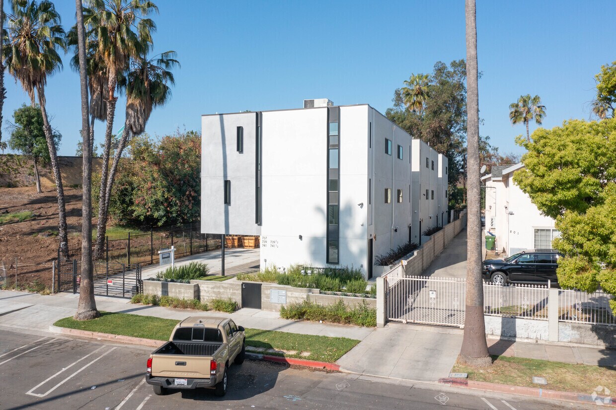 Alternate - 739 N Mariposa Ave
