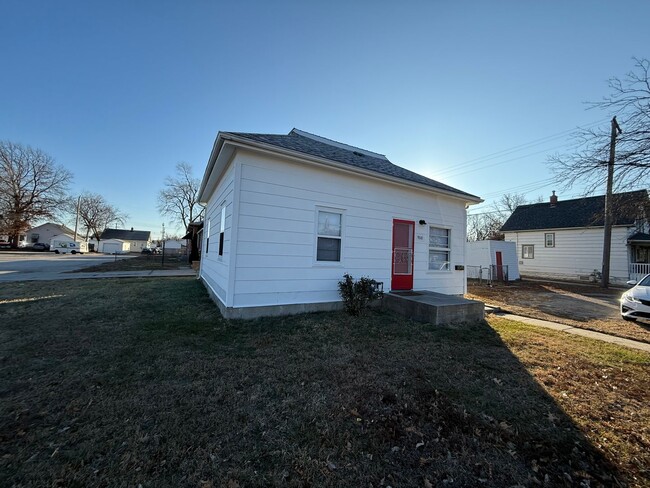 Building Photo - Charming 2-Bedroom Home Near Sunken Garden...