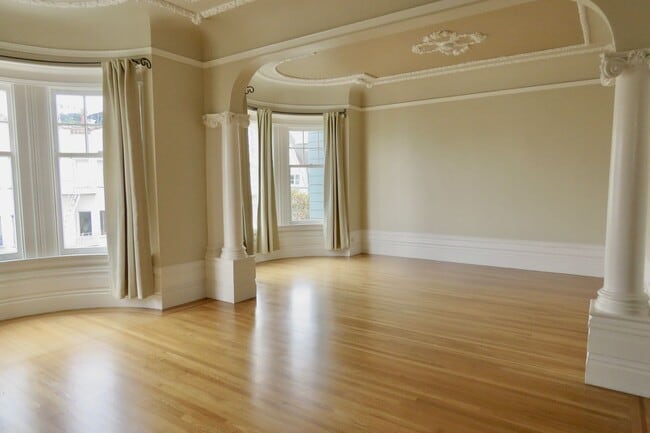 Building Photo - Huge and Beautiful Classic Top Floor Condo