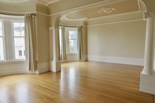 Foto del edificio - Huge and Beautiful Classic Top Floor Condo
