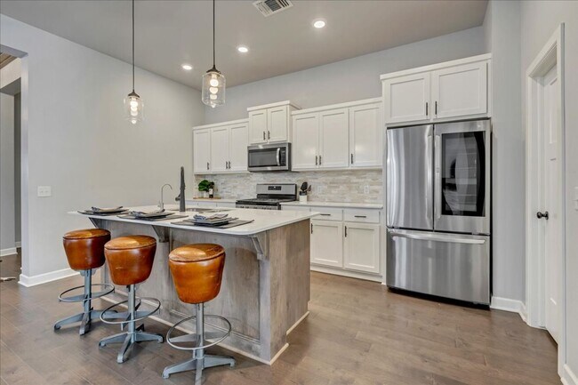 Foto del edificio - 3-4 bed, 2 bath, Open Floor Plan