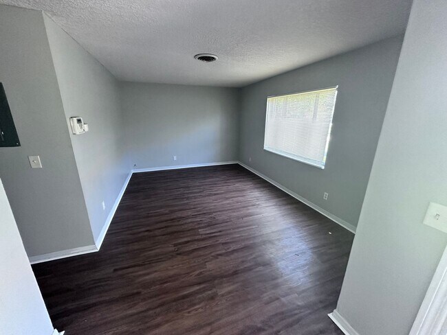 Foto del edificio - ** TWO WEEKS FREE** Roomy Home with Privac...