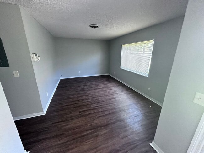 Building Photo - Roomy Home with Privacy, Outdoor Space & P...