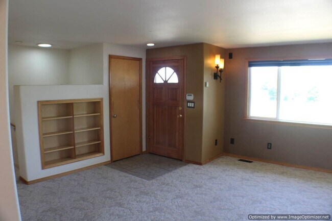 Building Photo - Charming Split-level Home in North Tacoma