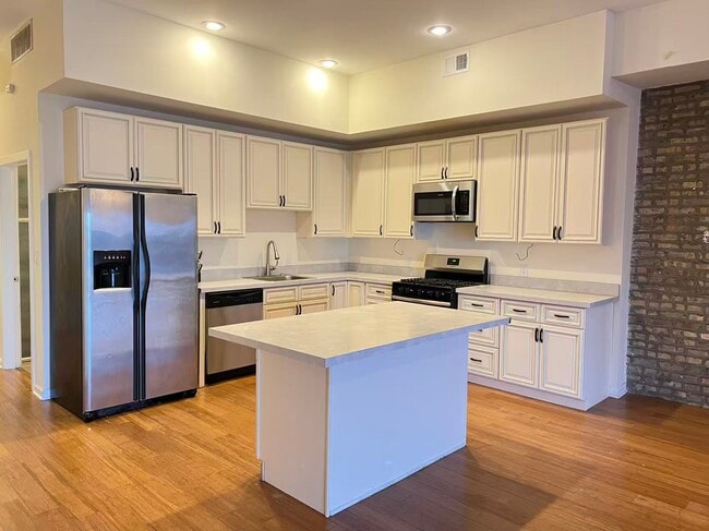 Foto del edificio - 2358 N Clybourn Ave