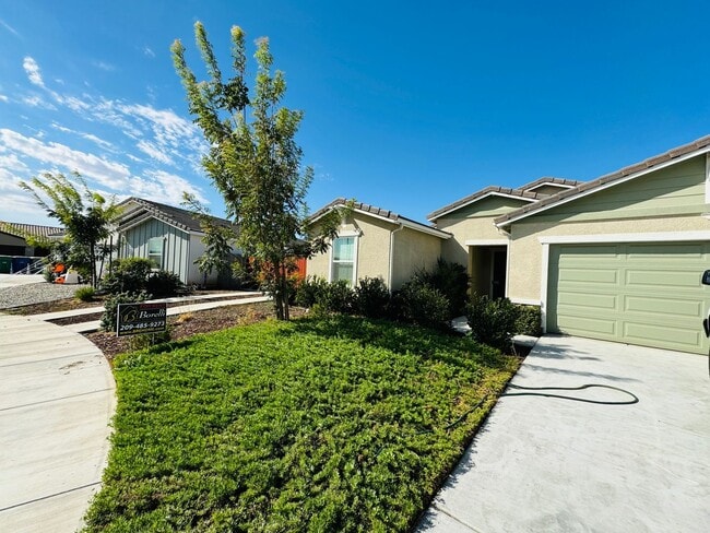 Foto del edificio - Beautiful 4 Bedroom 2 Bath Home with SOLAR...