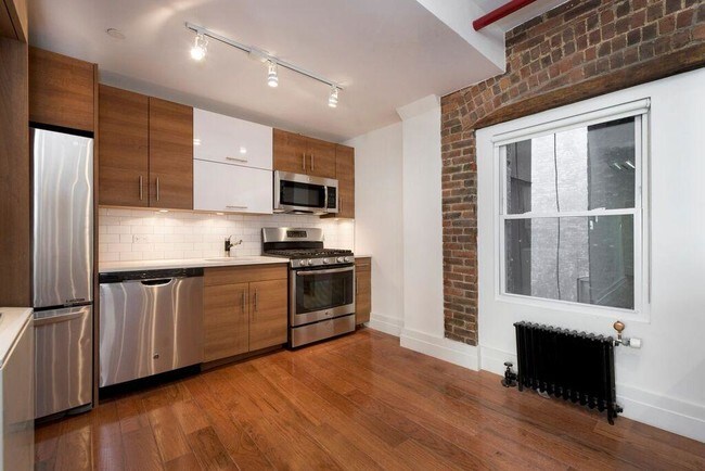 Building Photo - 557 3rd Ave