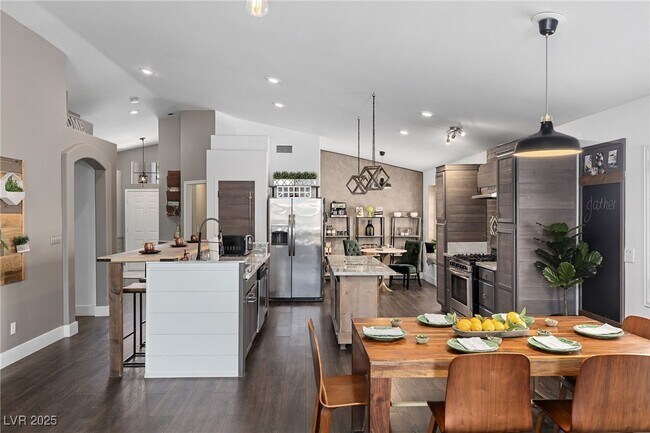 Foto del edificio - 3185 Castle Canyon Ave