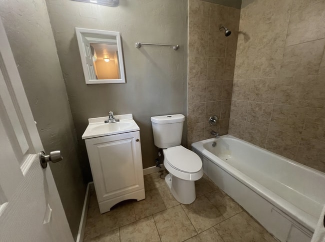 Foto del edificio - New Management, New Look, New You!