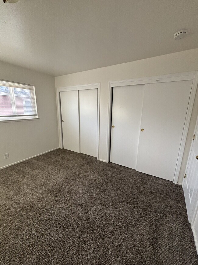Foto del edificio - Updated interior - must see! Parking On Site - Laundry On Site - Coming in August 2026