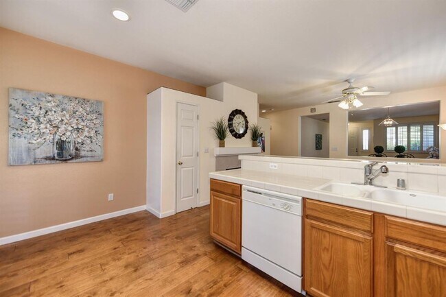 Foto del edificio - Home for Rent in Gold River, CA