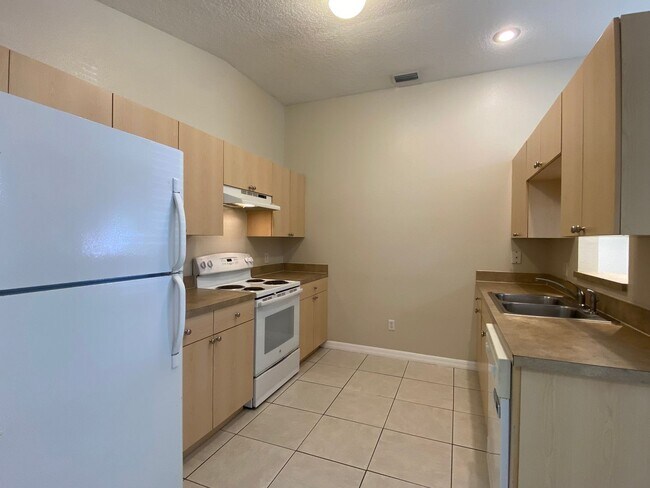 Foto del edificio - 2 Bedroom, 2 Bath Duplex with 1 Car Garage...