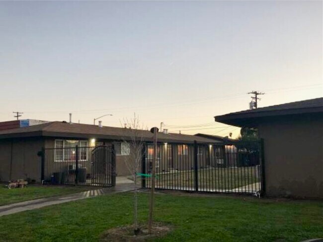 Foto del edificio - 2401 Strivens Ave