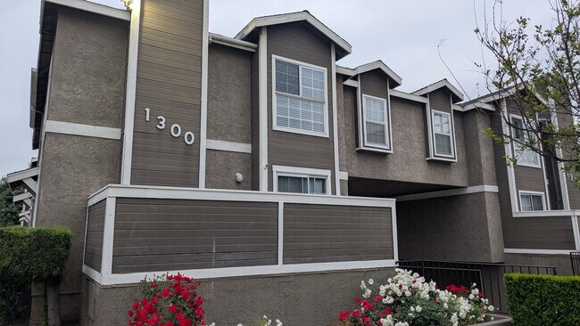 Foto del edificio - 1300 S Mayflower Ave