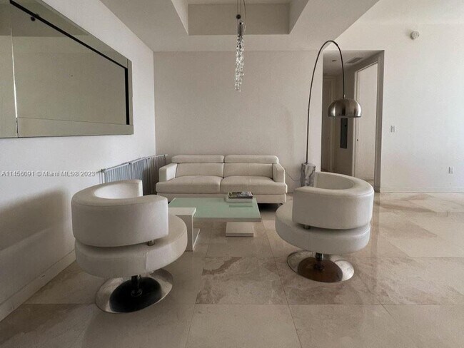 Building Photo - 15901 Collins Ave