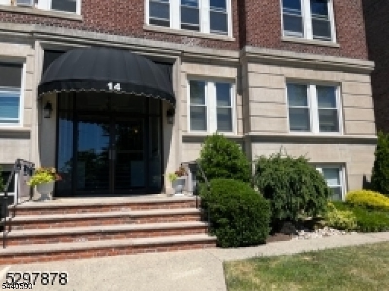 Building Photo - 14 Forest St