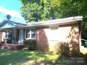 Building Photo - 956 S Hoskins Rd