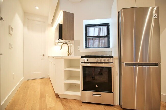 Building Photo - 223 E 96th St
