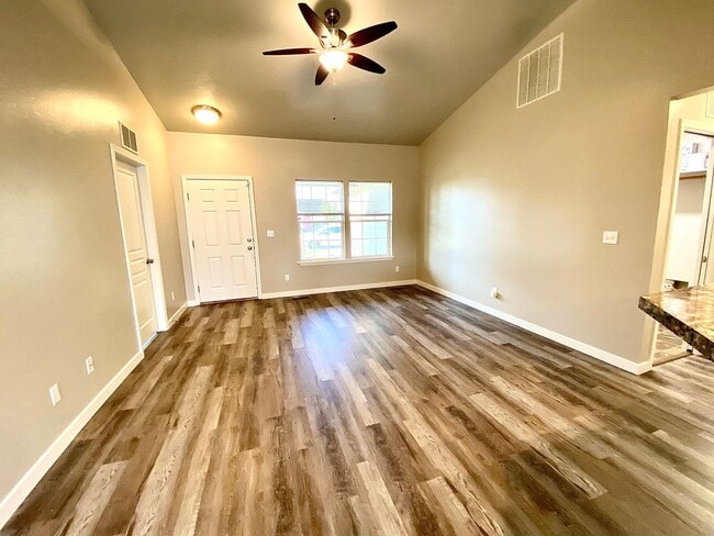 Building Photo - 4 Bedroom + Bonus with 2 baths available 8/22