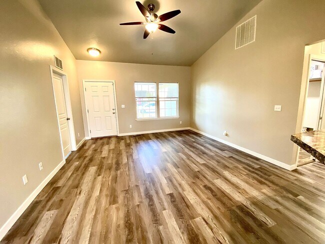 Foto del edificio - 4 Bedroom + Bonus with 2 baths available 8/22