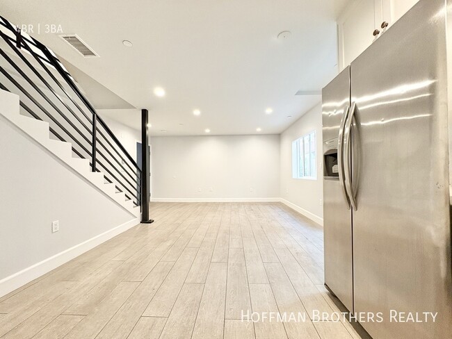 Building Photo - 6032 Romaine St