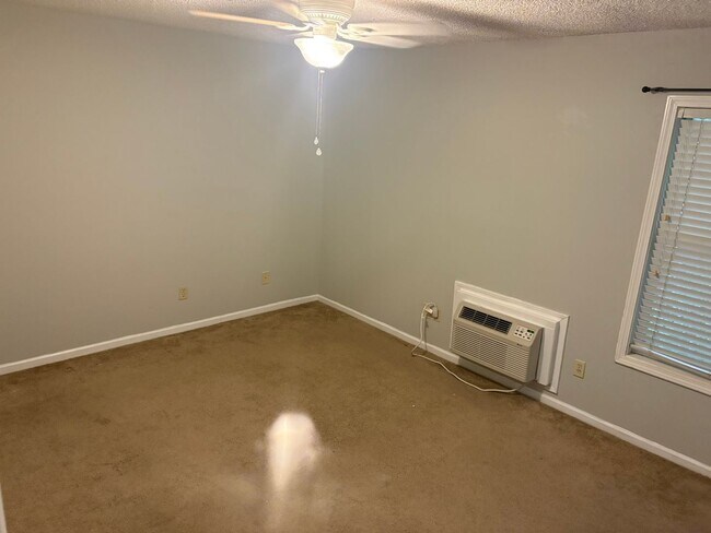 Foto del edificio - One Bedroom Condo for Rent – Mallard Creek...