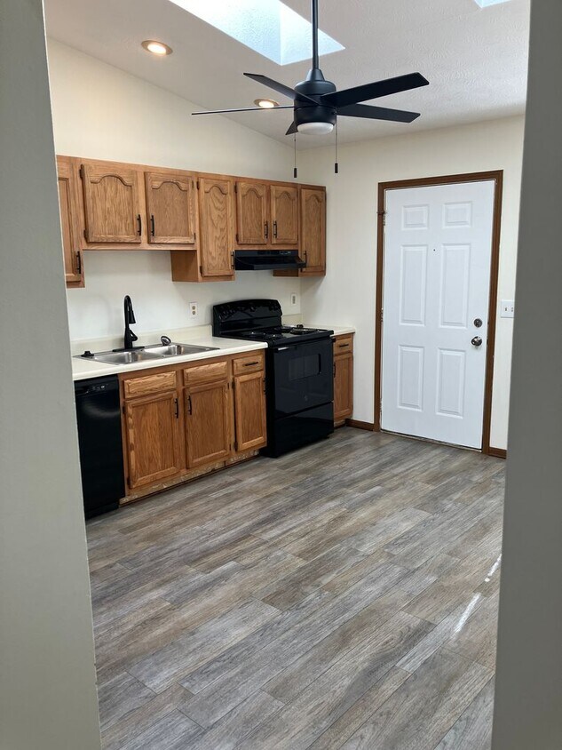 Foto principal - Updated 2 Bedroom, 1 Bath, and 1-Car Garag...
