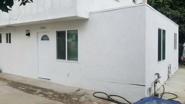 Building Photo - 1046 W 47th St