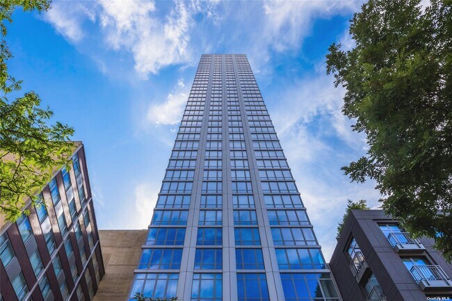 Foto del edificio - 310 W 52nd St