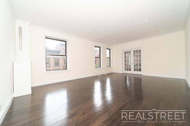 Foto del edificio - Huge Renovated 3 Bed 2 Bath Classic 6 in B...