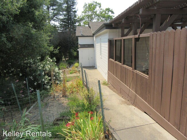 Building Photo - 2 br, 1 bath House - 3150 Hoen Ave Unit B