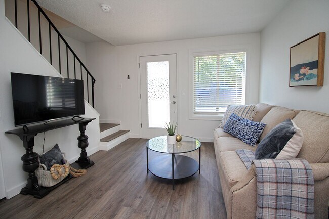 Foto del edificio - Super Charming FULLY FURNISHED 1 Bedroom Multnomah Village Condo