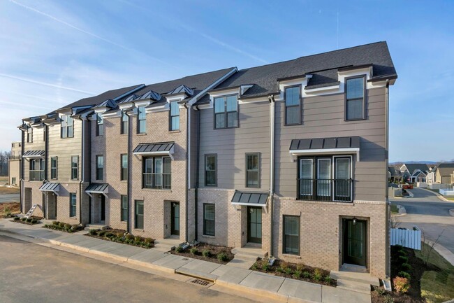 Building Photo - Light-Filled End-Unit Old Trail Townhome