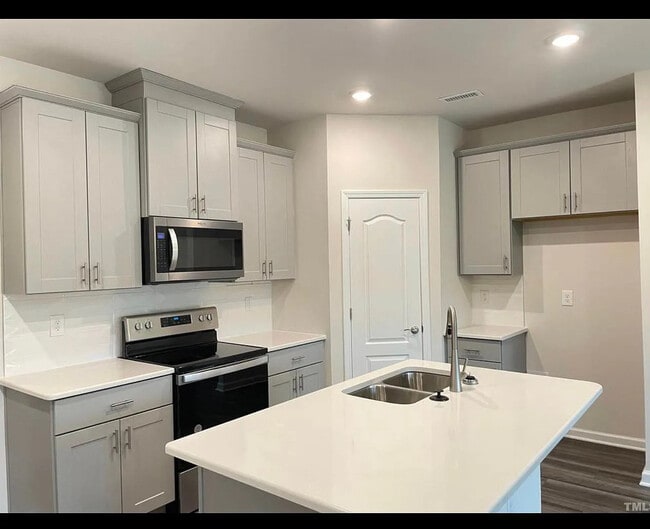 Building Photo - Room in Townhome on Joneshaven Dr