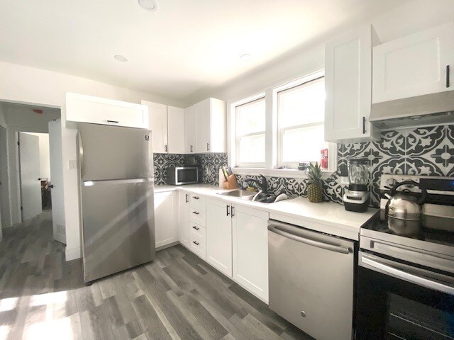 Building Photo - Bright Main Floor 2 Bedroom Unit in East E...