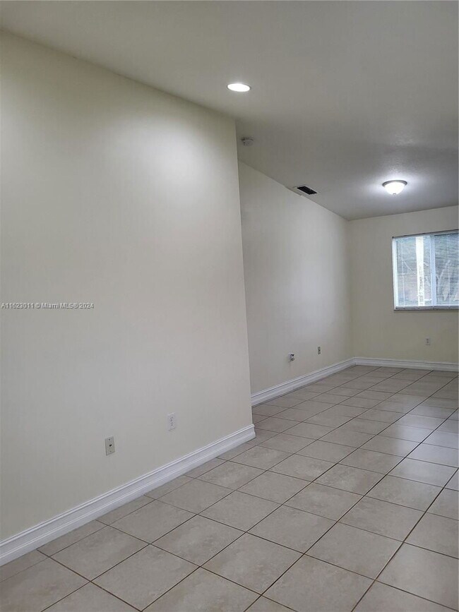 Foto del edificio - 2721 SE 12th Pl