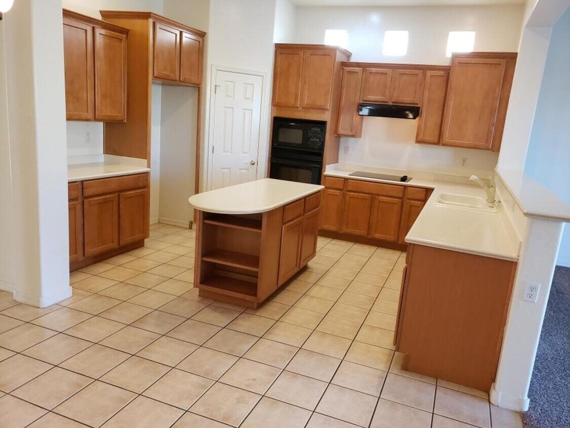 Primary Photo - 760 E Indian Wells Pl