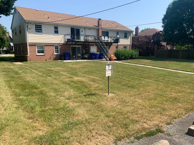 Building Photo - 2 Bedroom 2nd Floor Suburban SD-Parking