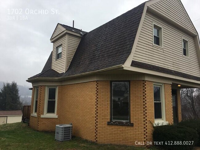 Building Photo - 3 bedroom 1 bath Lincoln Place! Winter Spe...