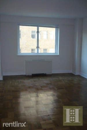 Building Photo - 210 E 71st St